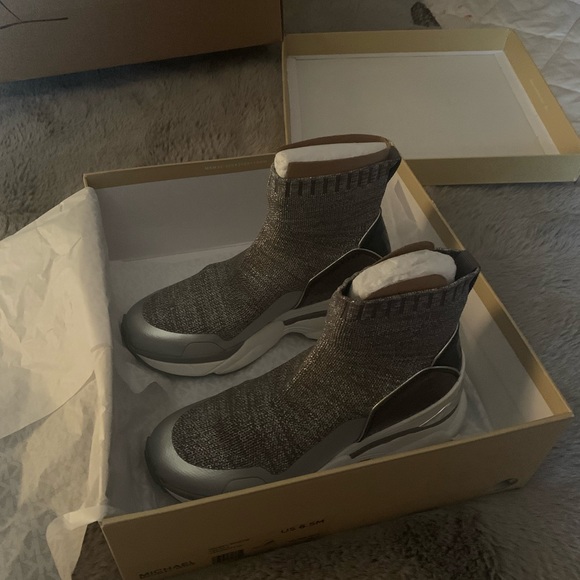 Michael Kors, size 6.5.  They are made of stretch material and worn once.  Mint - Picture 4 of 4